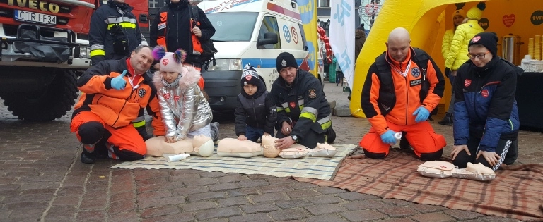 Ratownicy podczas kursu pierwszej pomocy